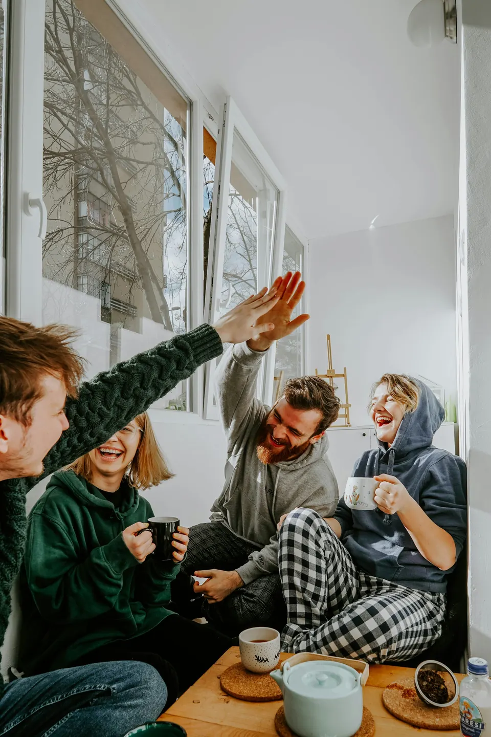 Amigos chocando los cinco con un café