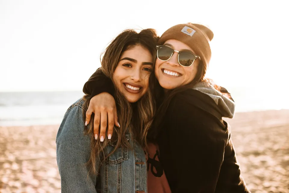 Dos amigas abrazadas en la playa
