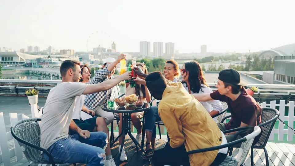 Amigos brindando en una azotea