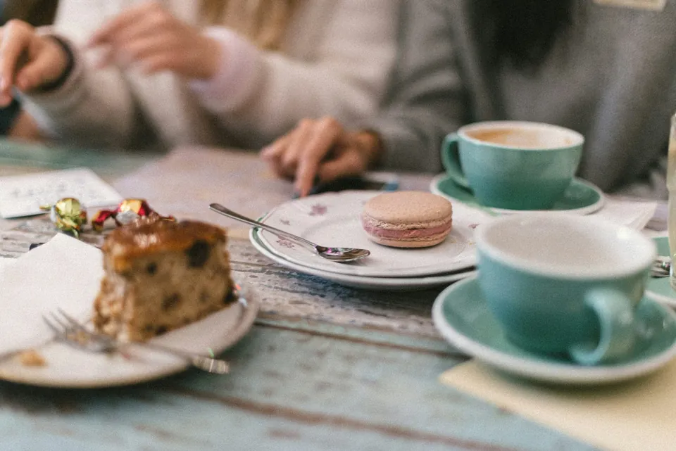 Café y tarta sobre una mesa de madera