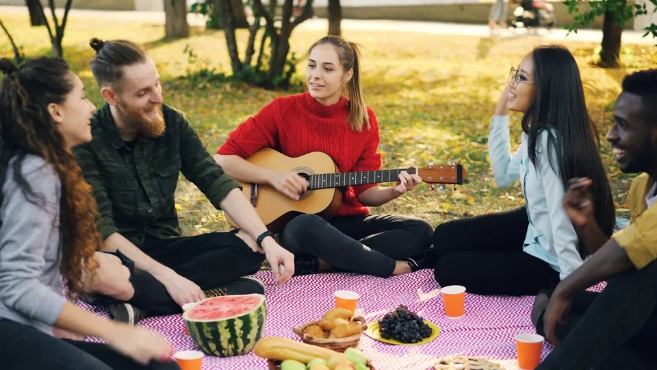 Pícnic con guitarra en el parque