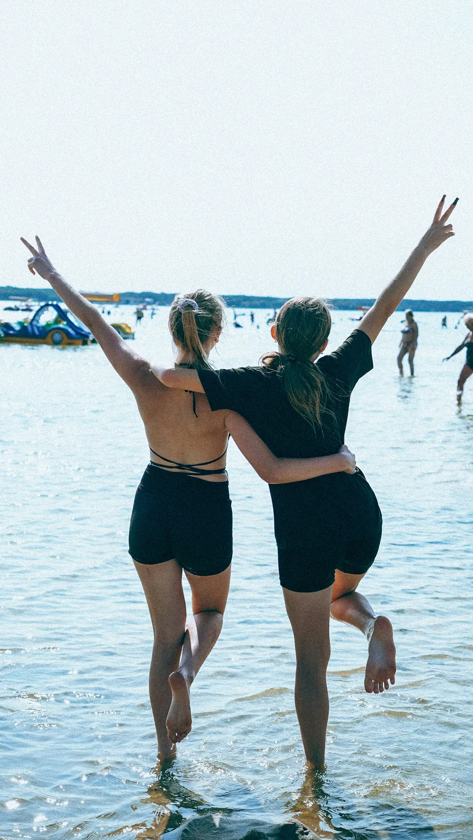 Dos amigas saltando en el agua